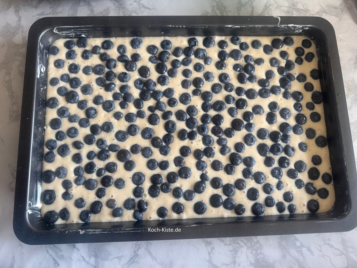 und verteile die Blaubeeren gleichmäßig oben auf