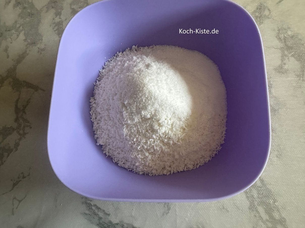 dann gebe 2 Päckchen Vanillinzucker hinzu und verrühre mit dem Teelöffel alles gleichmäßig.