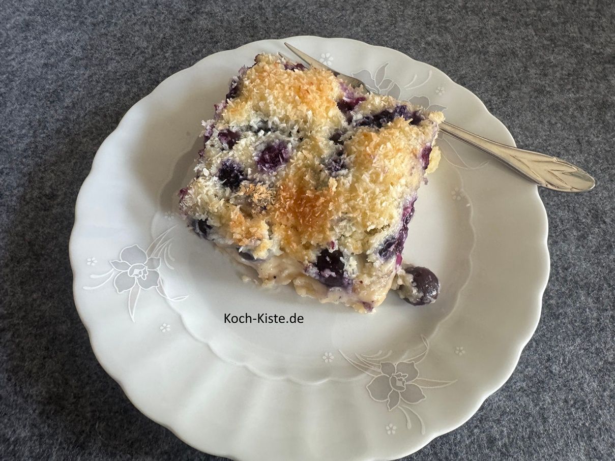 fertiger Blaubeer Kokos Kuchen - hier kann man gut sehen das der Teig dann durch die Sahne weich und saftig wird