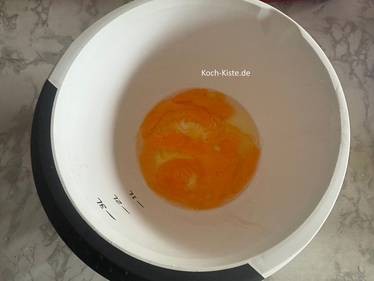 gebe die 4 Eier in die Rührschüssel