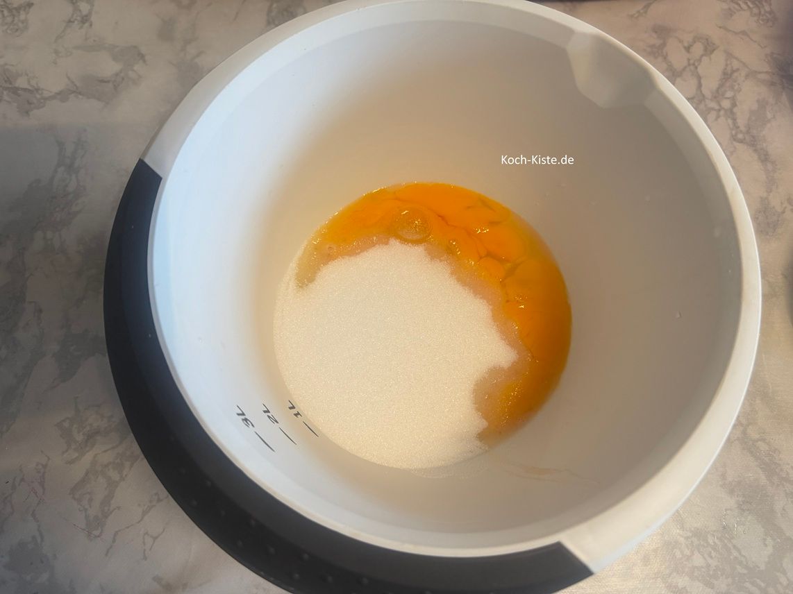 dann stelle die Rührschüssel auf die Küchenwaage - auf 0 und wiege 200 g Zucker ab .