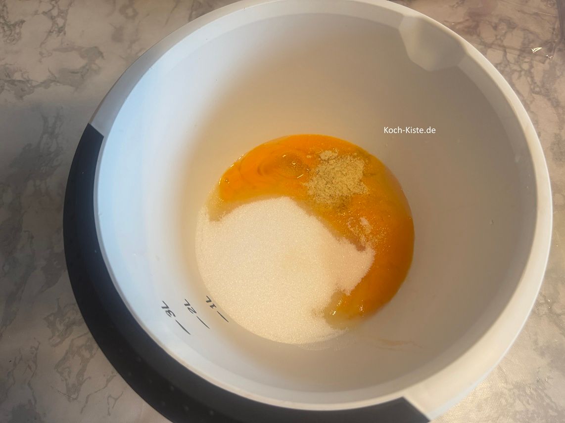 gebe 1 Päckchen Vanillinzucker und 1 Päckchen Zitronenabrieb mit in die Rührschüssel .