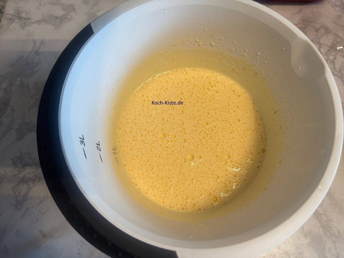 verrühre mit dem Handrührgerät alles bis es schaumig ist.