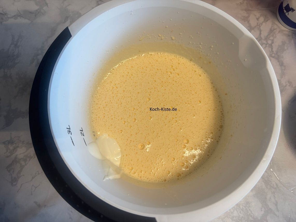 rühre mit dem Handrührgerät Joghurt und Sonnenblumenöl kurz unter.