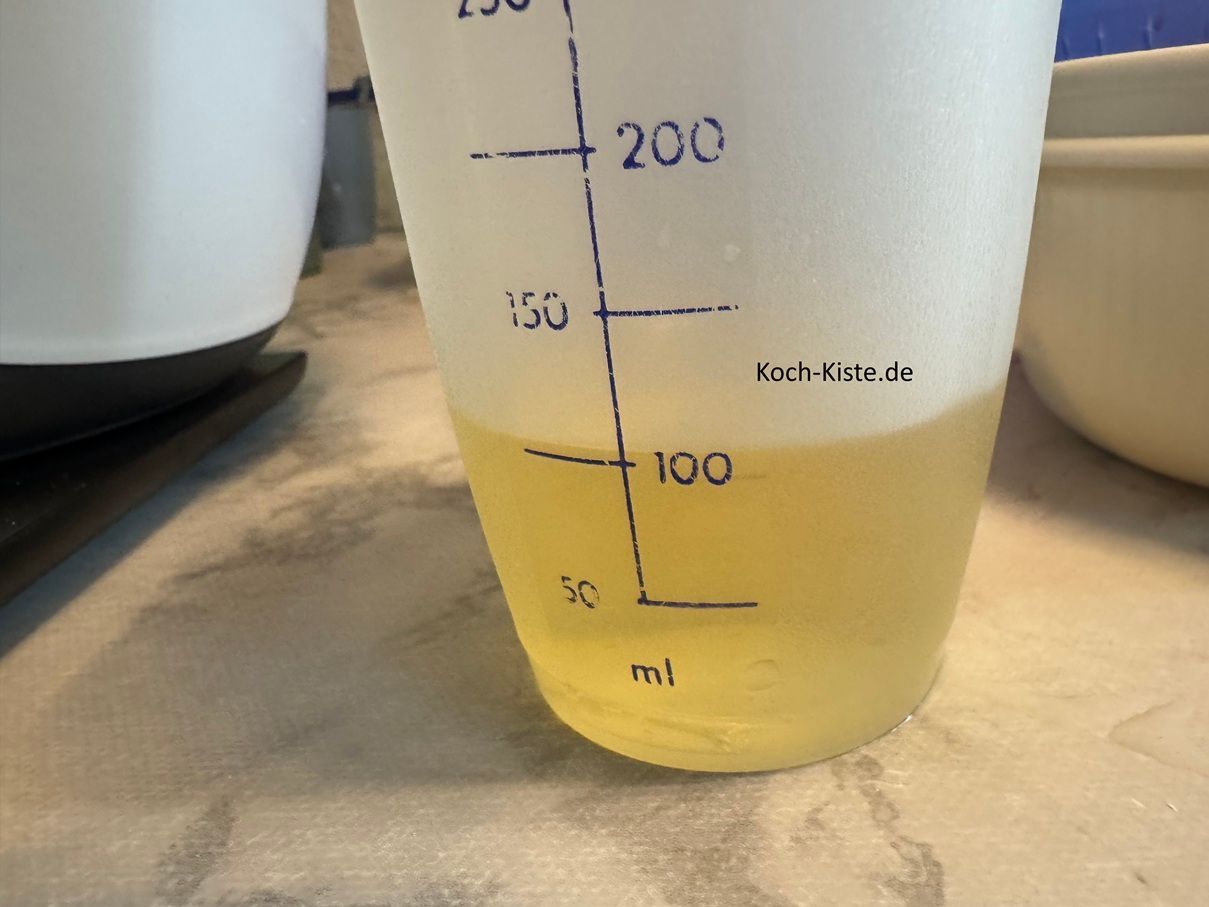 gieße das Sonnenblumenöl mit in die Rührschüssel