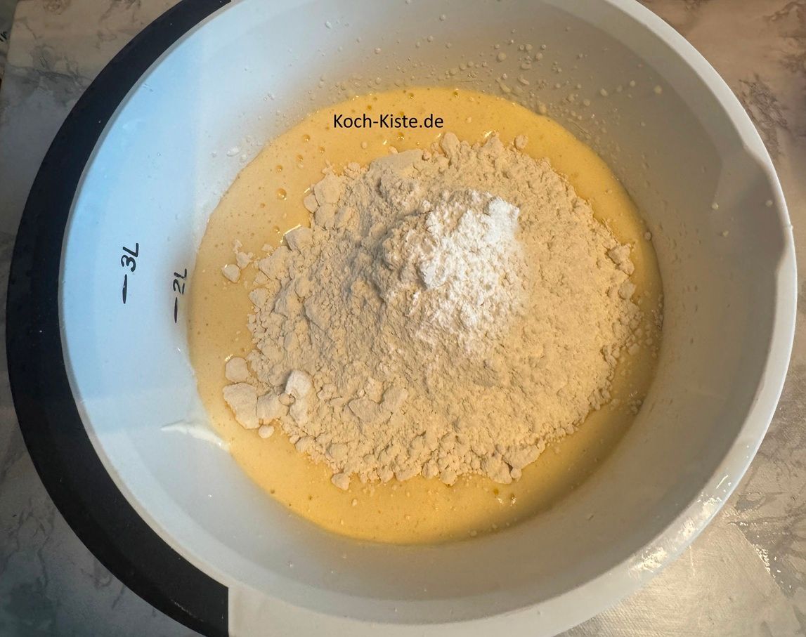 stelle die Rührschüssel wieder auf die Küchenwaage - auf 0 und wiege 500 g Dinkelmehl ab.