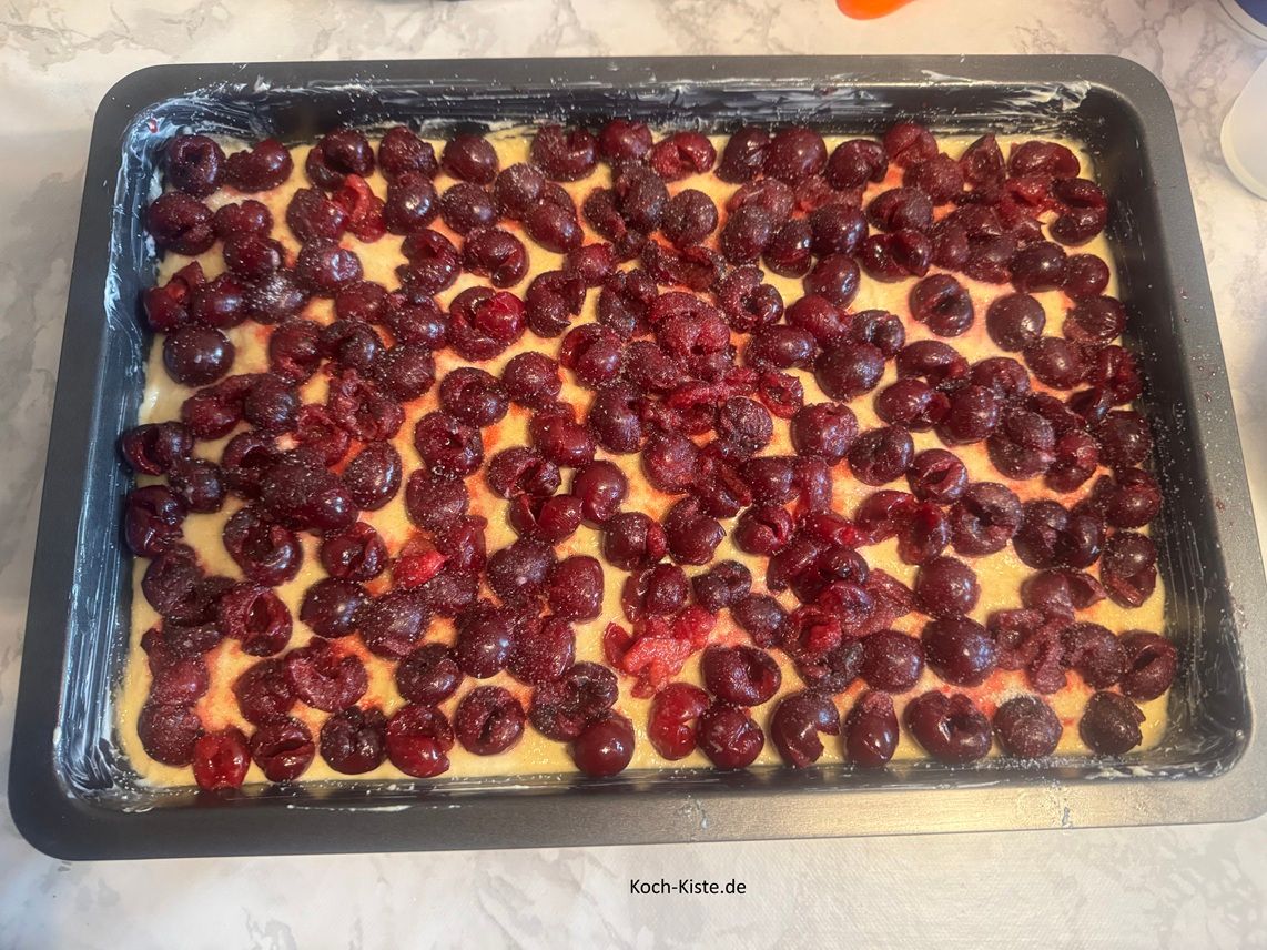 Zum Schluss verteile die 4 Teelöffel Zimtzucker gleichmäßig über dem Teig. Am Einfachsten geht es , wenn Du mit 1/2 vollen Teelöffel den Zimtzucker verteilst.