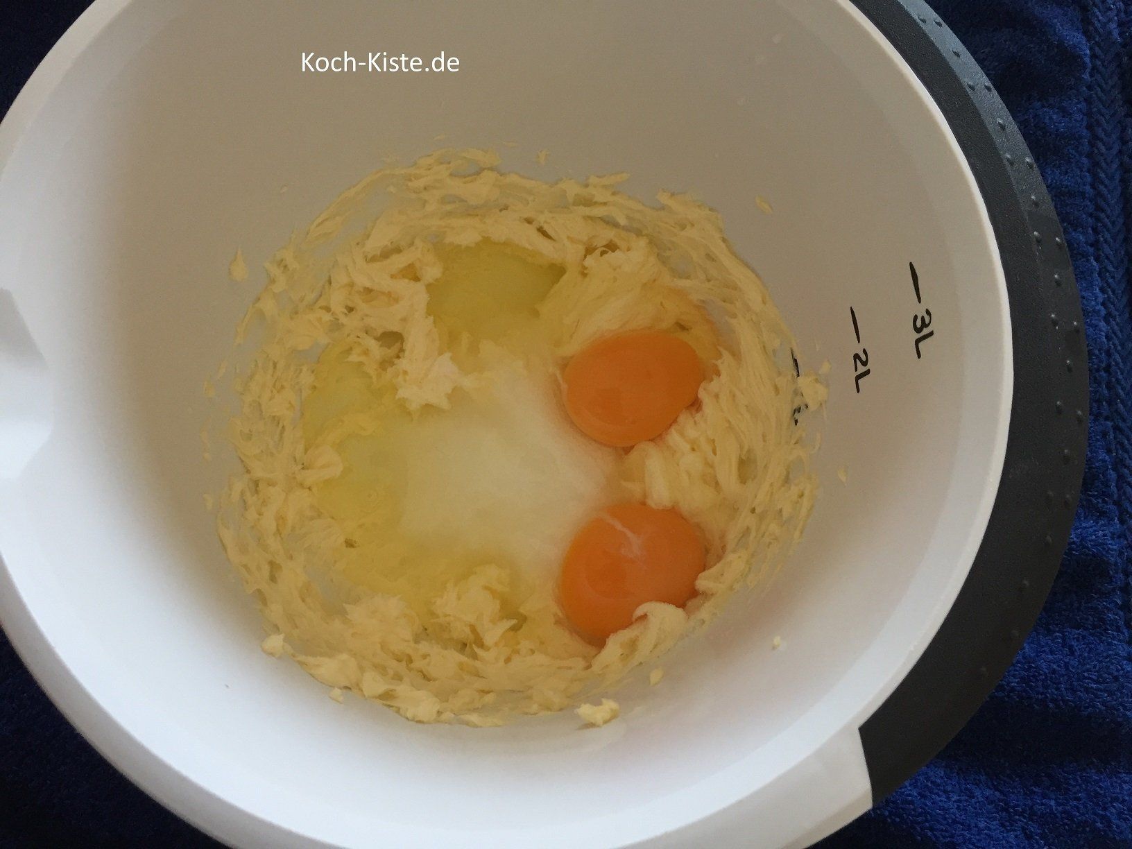 einen Teil Zucker, Vanillinzucker und Eier verrühren