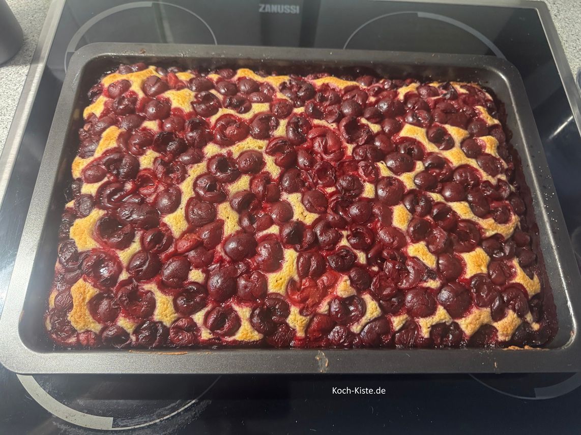 fertig gebackener Sauerkirschkuchen