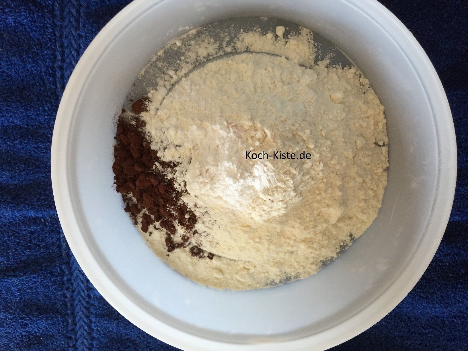 Mehl , Kakao und Backpulver abmesen