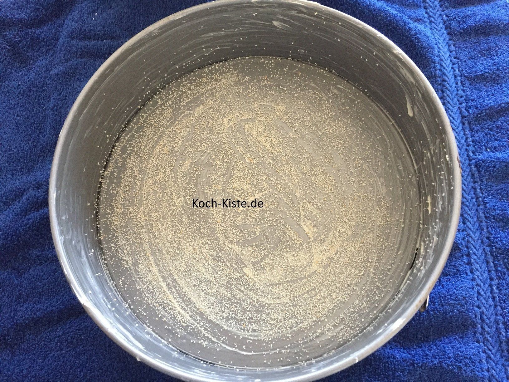 Springform einfetten und mit Paniermehl bestreuen