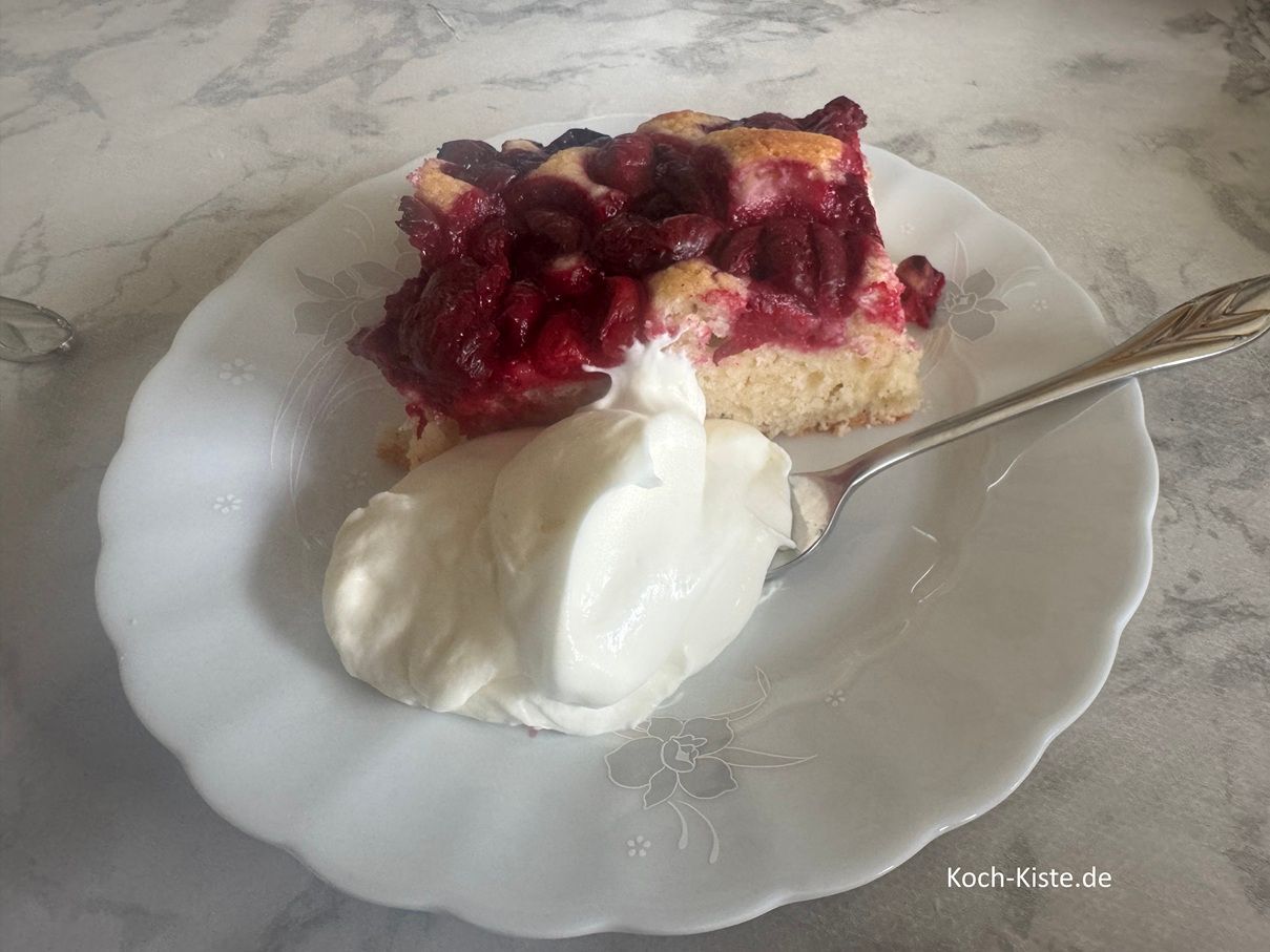 Sauerkirschkuchen mit frischer Sahne