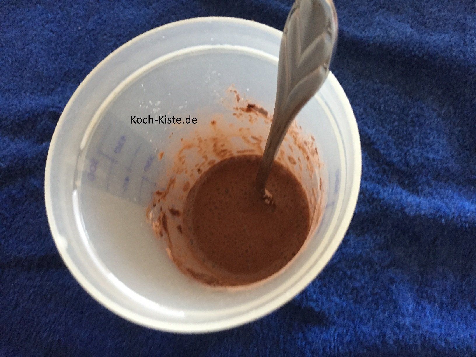 Puddingpulver in der Milch anrühren