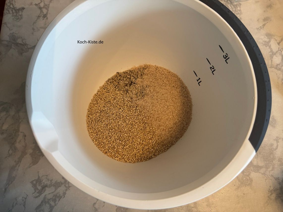 stelle die Küchenwaage wieder auf 0 -als nächstes wiege 90 g Leinsamen ab