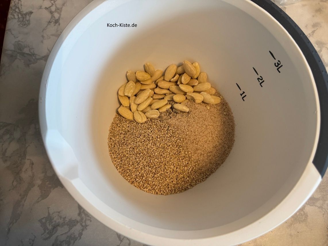 und wieder stelle die Küchenwaage auf 0 - jetzt kommen 65 g ganze Mandeln hinzu