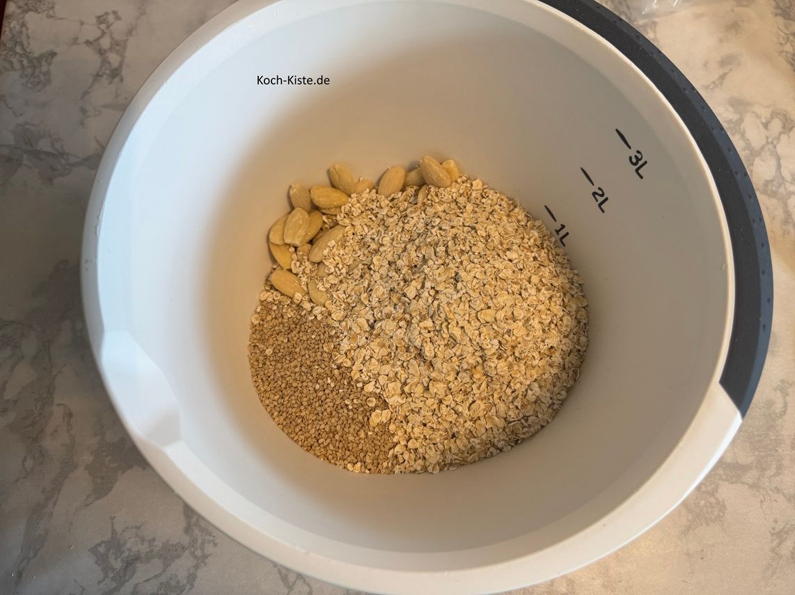 stelle die Küchenwaage wieder auf 0 - und gebe 145 g Haferflocken hinzu