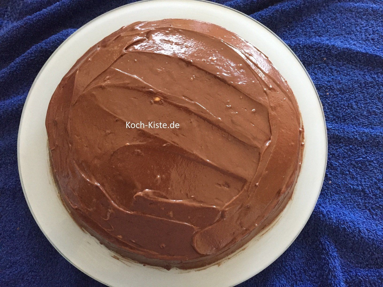 Boden auf den unteren Teil setzen und komplett mit der Creme bestreichen