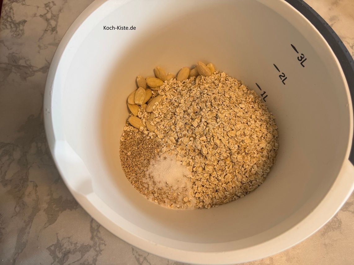 nun kommt 1 Teelöffel Salz  mit in die Rührschüssel