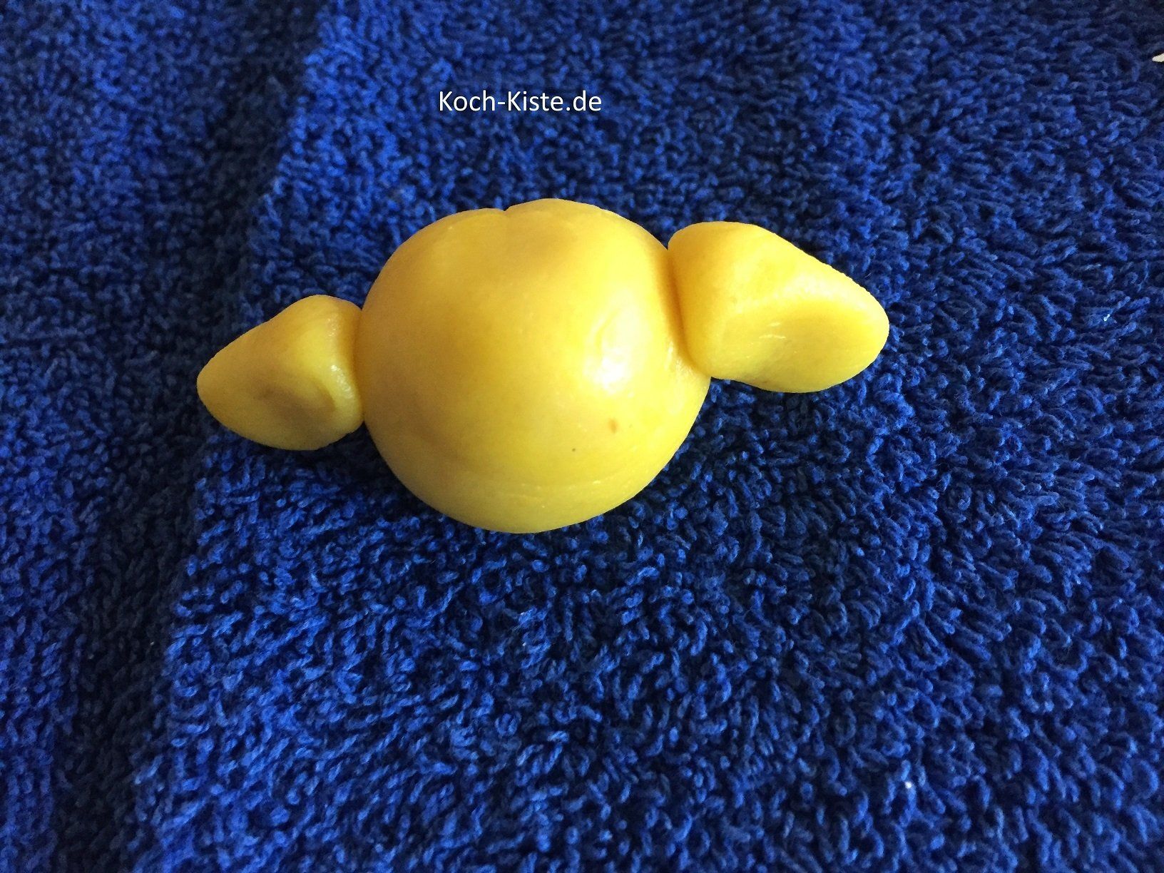 Kugel formen für den Körper. 2 Flügel formen und an den Körper setzen.