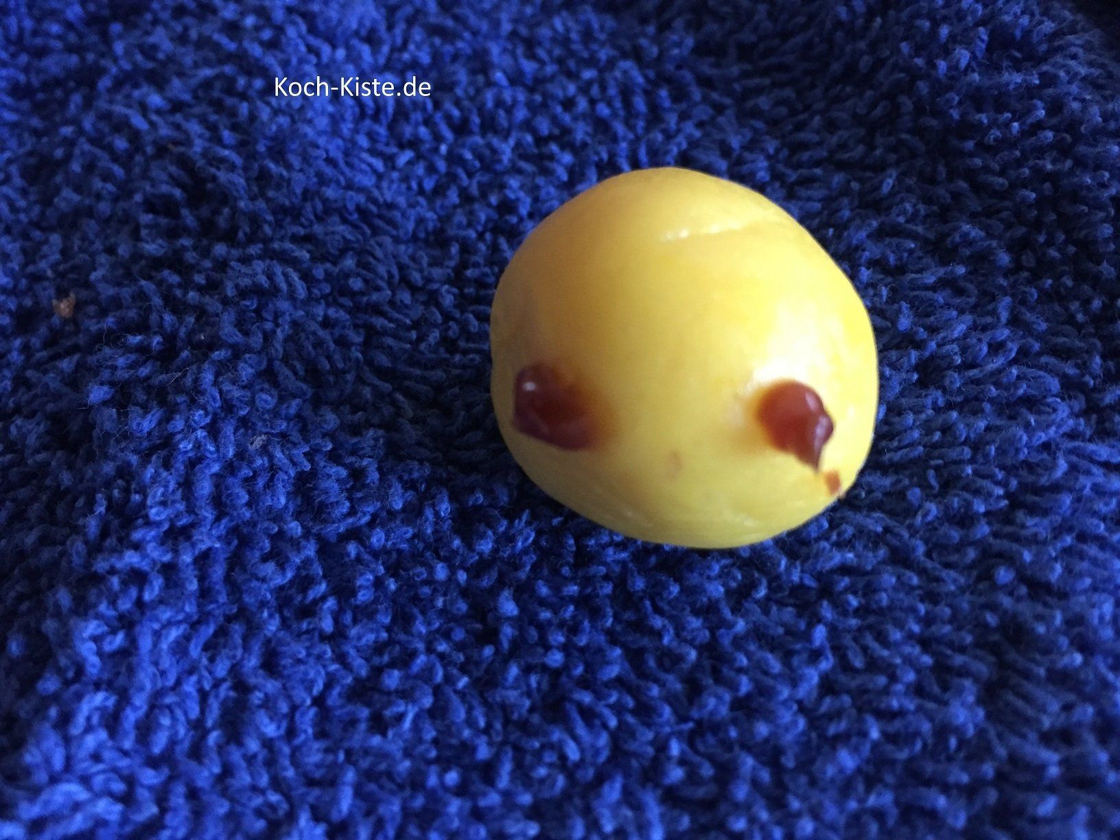 Kopf formen und mit Zuckerschrift die Augen malen