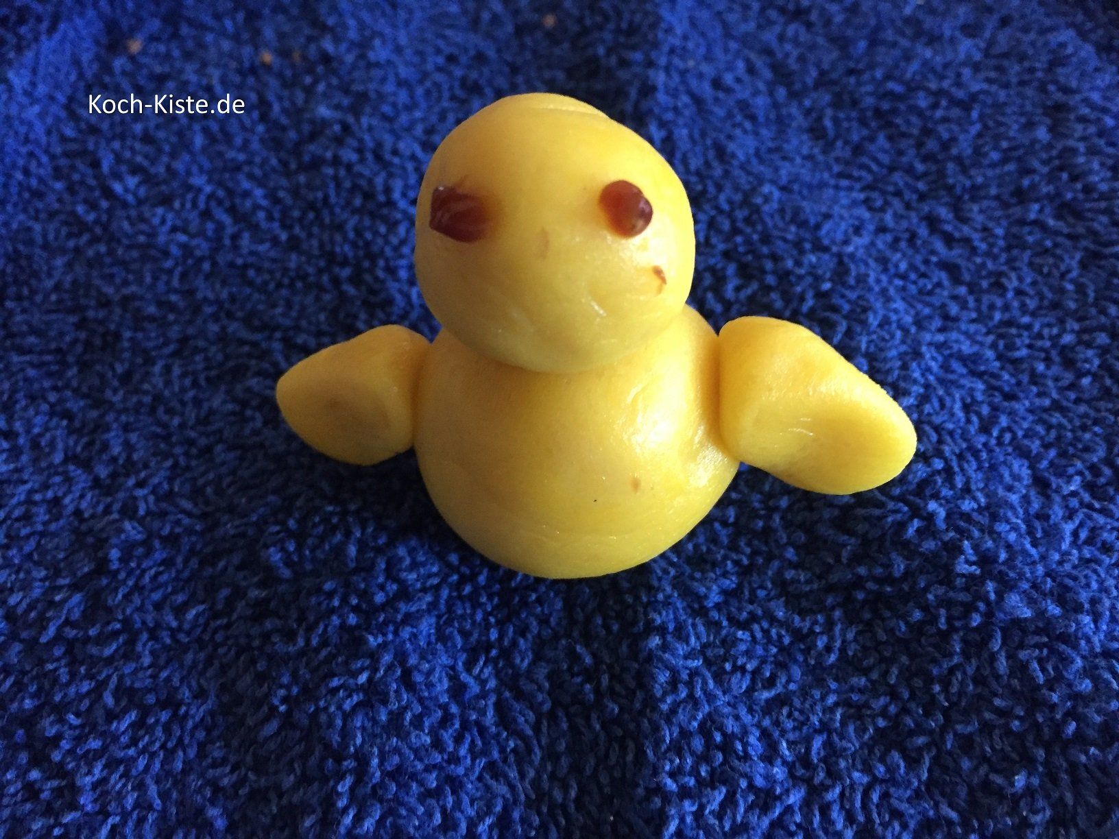 den Kopf vom Küken an den Rumpf setzen