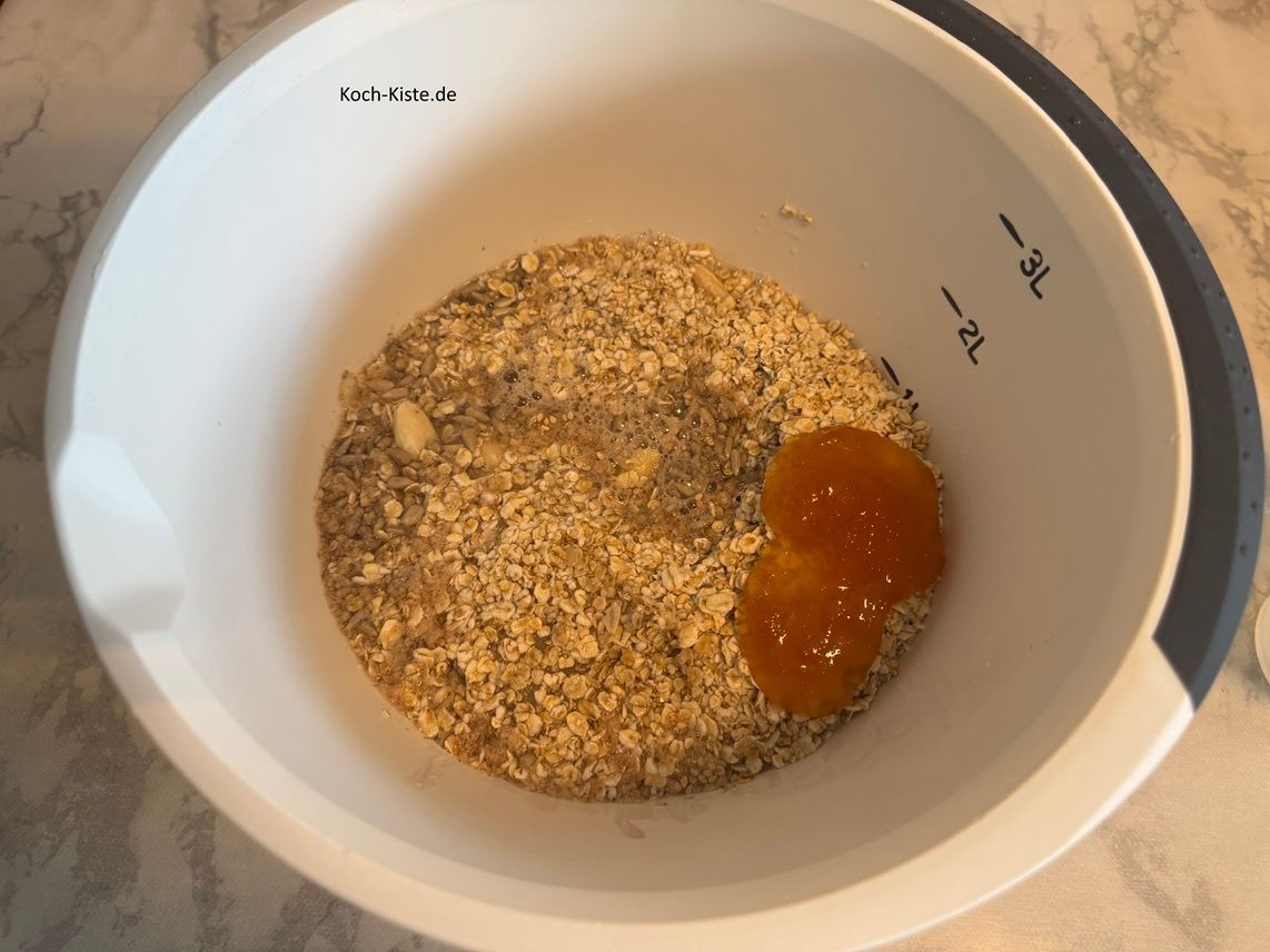 gieße das Wasser mit in die Rührschüssel