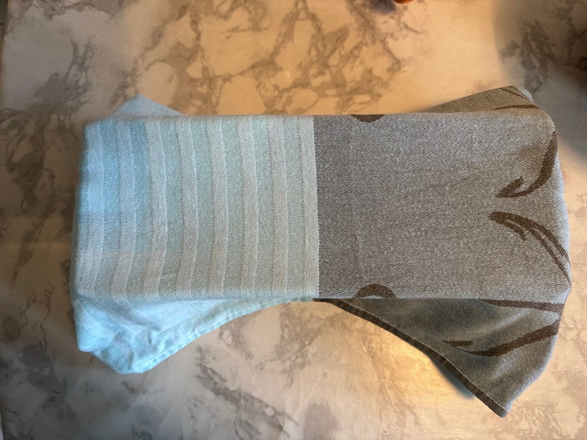 halte das Geschirrhandtuch unter fließend, heißes Wassser, wringe es nur so weit aus, dass es nicht tropft. Nun lege das Geschirrhandtuch stramm um die Kasteform und lasse den Teig 12 Stunden lang quellen.