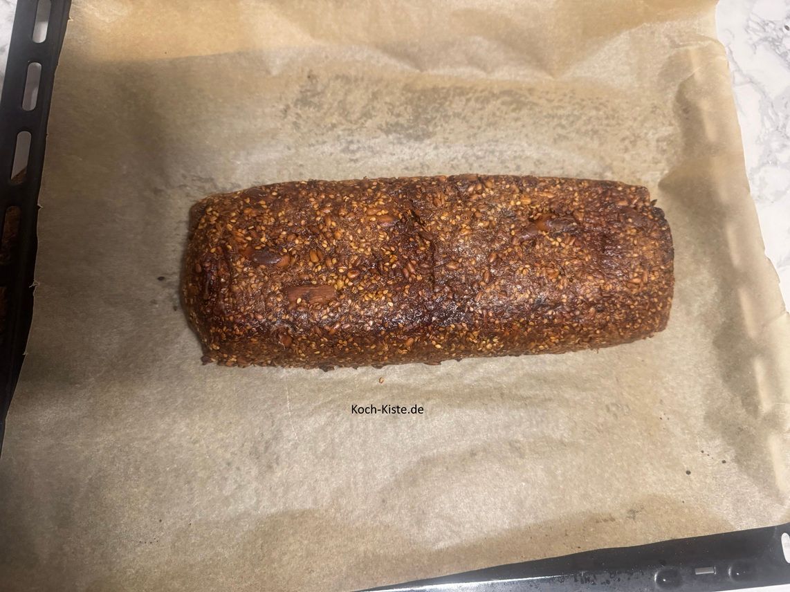 fertig gebackenes kerniges Eiweißbrot