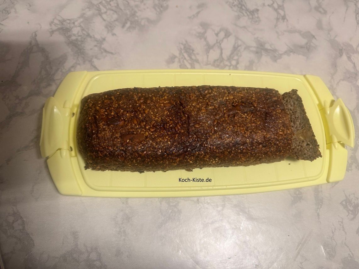 abgekühltes kerniges Eiweißbrot in einem Kastenform -Behälter