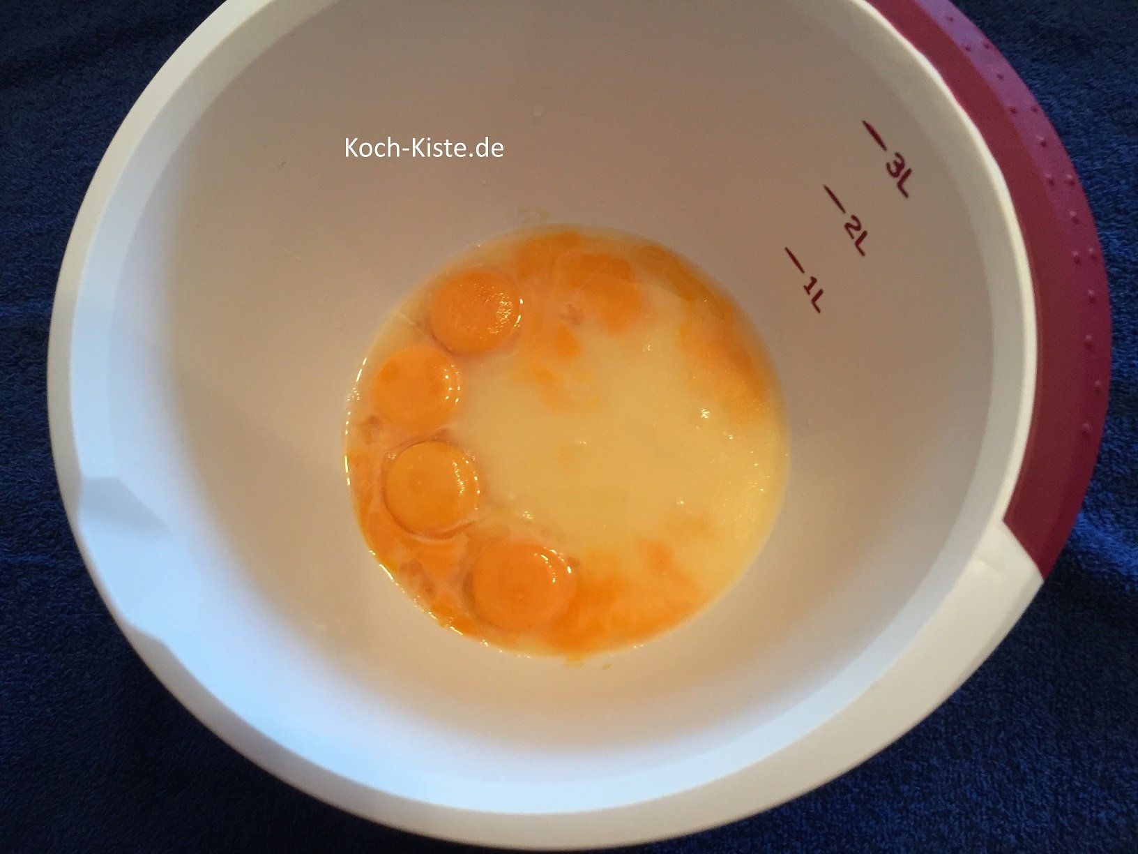 4 Esslöffel Eierlikör dazu geben