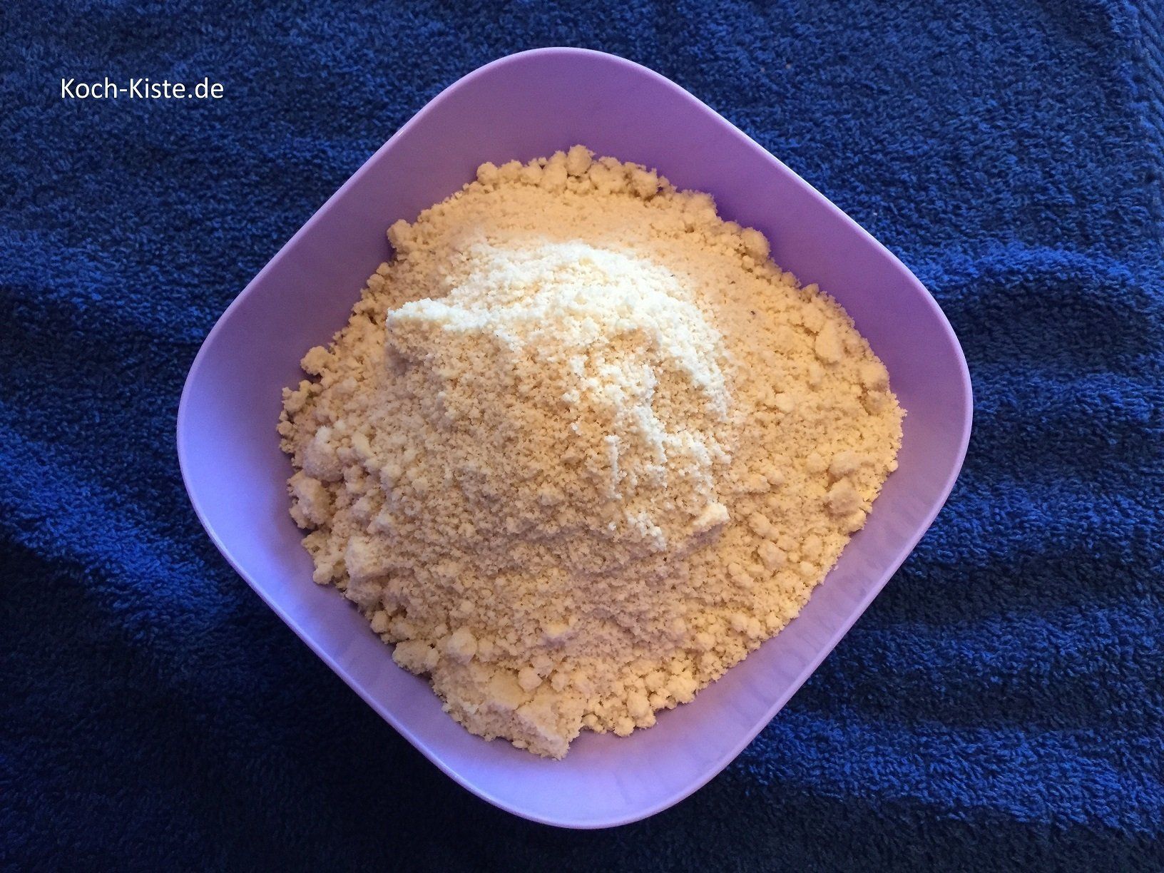 blanchierte, gemahlene Mandeln abwiegen