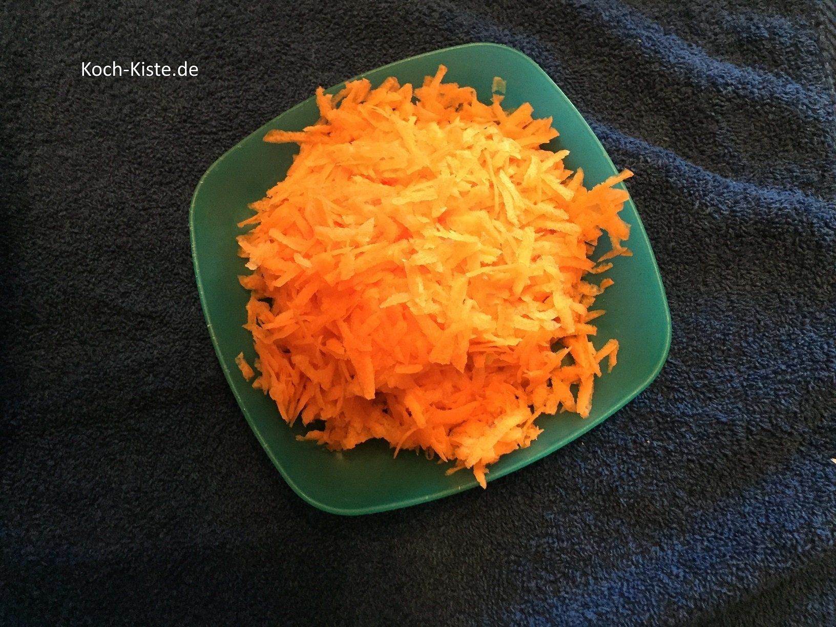 250 Gramm Möhren schälen und raspeln