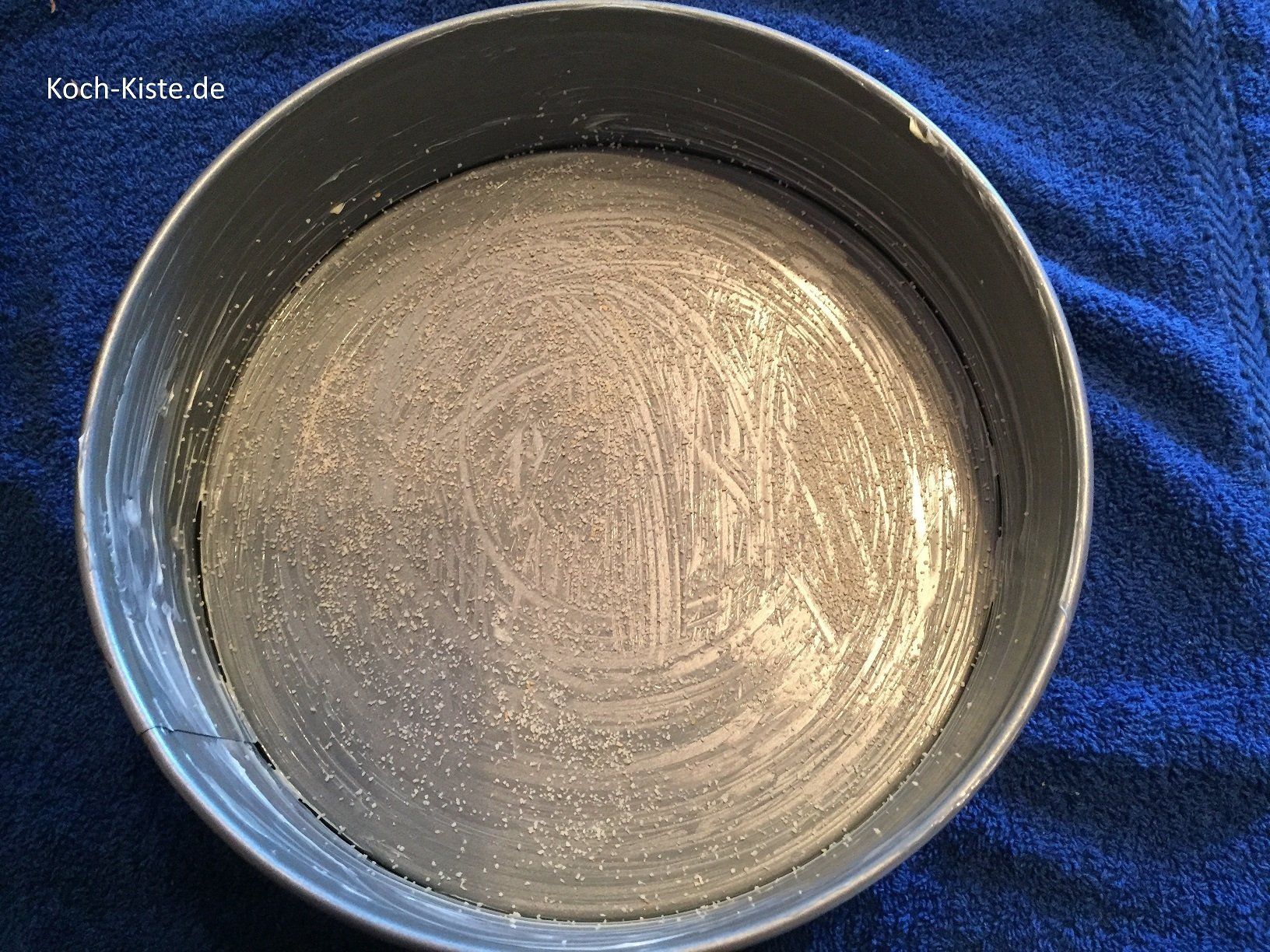 Springform einfetten und mit Paniermehl bestreuen