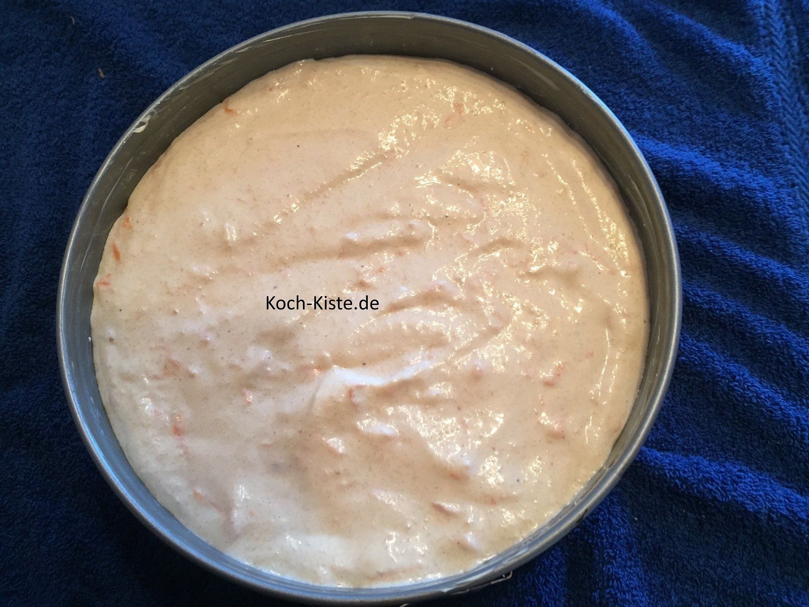 Teig in die Springform füllen und glatt streichen