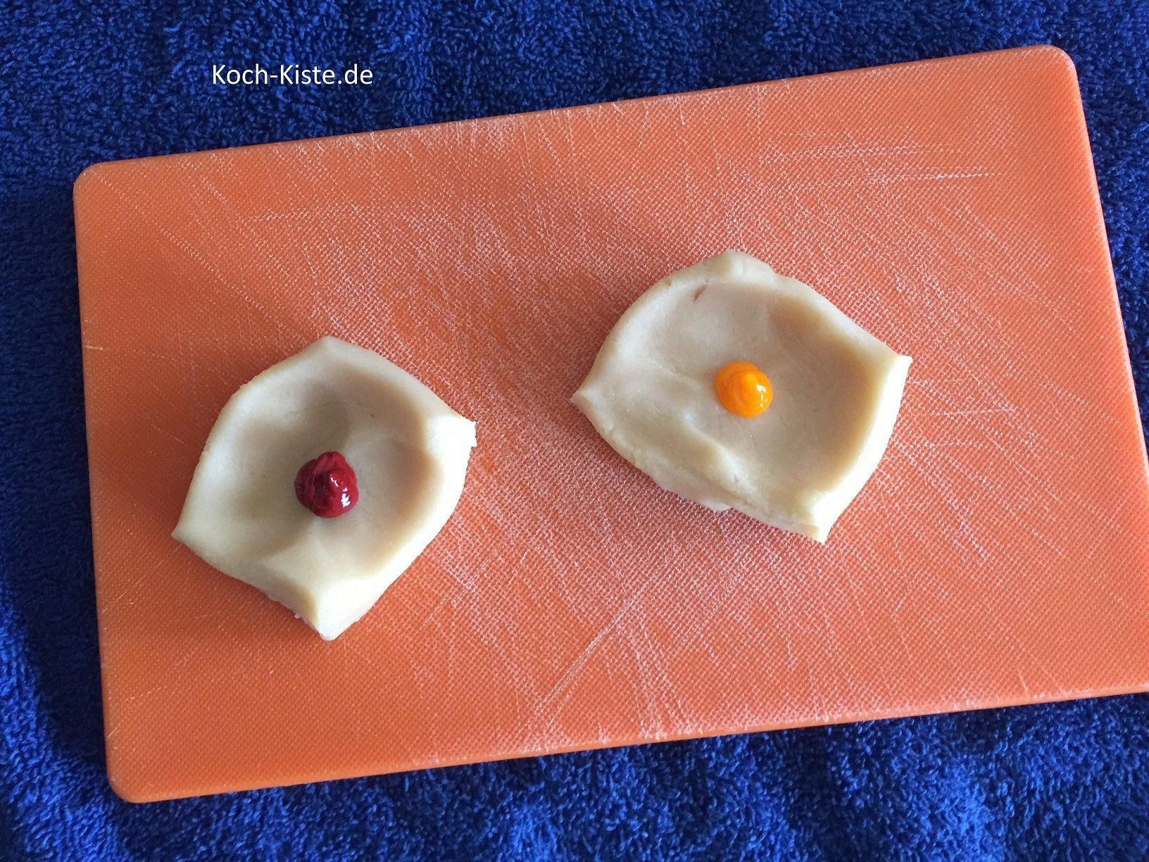 Marzipan mit je einer kleinen Menge Lebensmittelfarbe betupfen