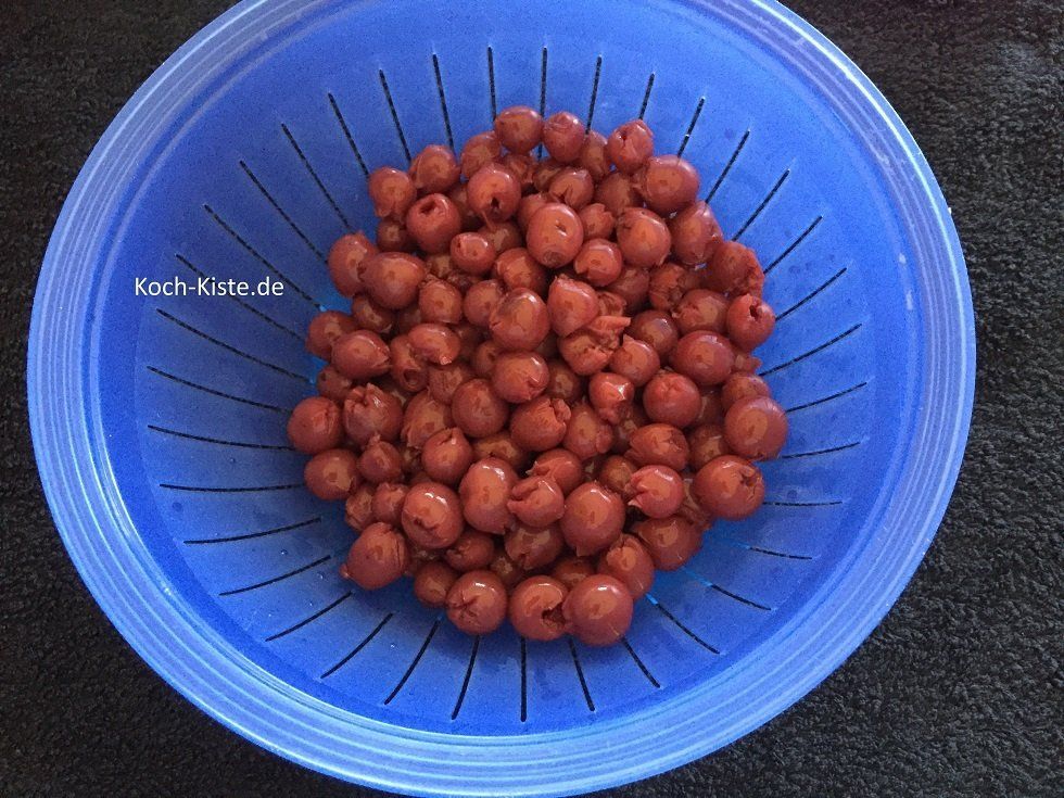 Kirschen in das Küchensieb kippen und abtropfen lassen