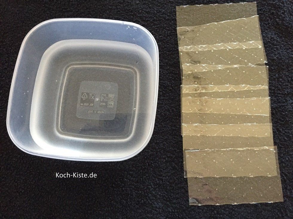 Schale mit kaltem Wasser und Gelantineblätter