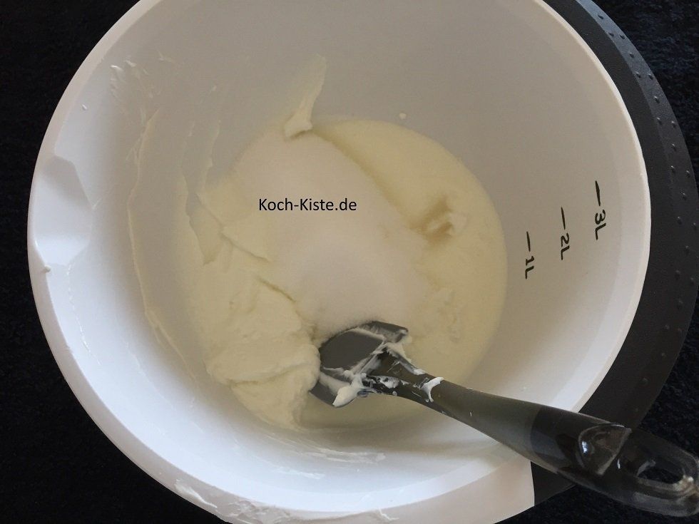 In die Rührschüssel Joghurt, Quark, Zucker und Vanillinzucker geben