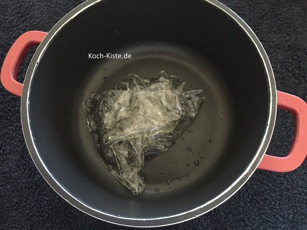 drücke die Gelantine leicht aus und gebe sie in einen kleinen Topf