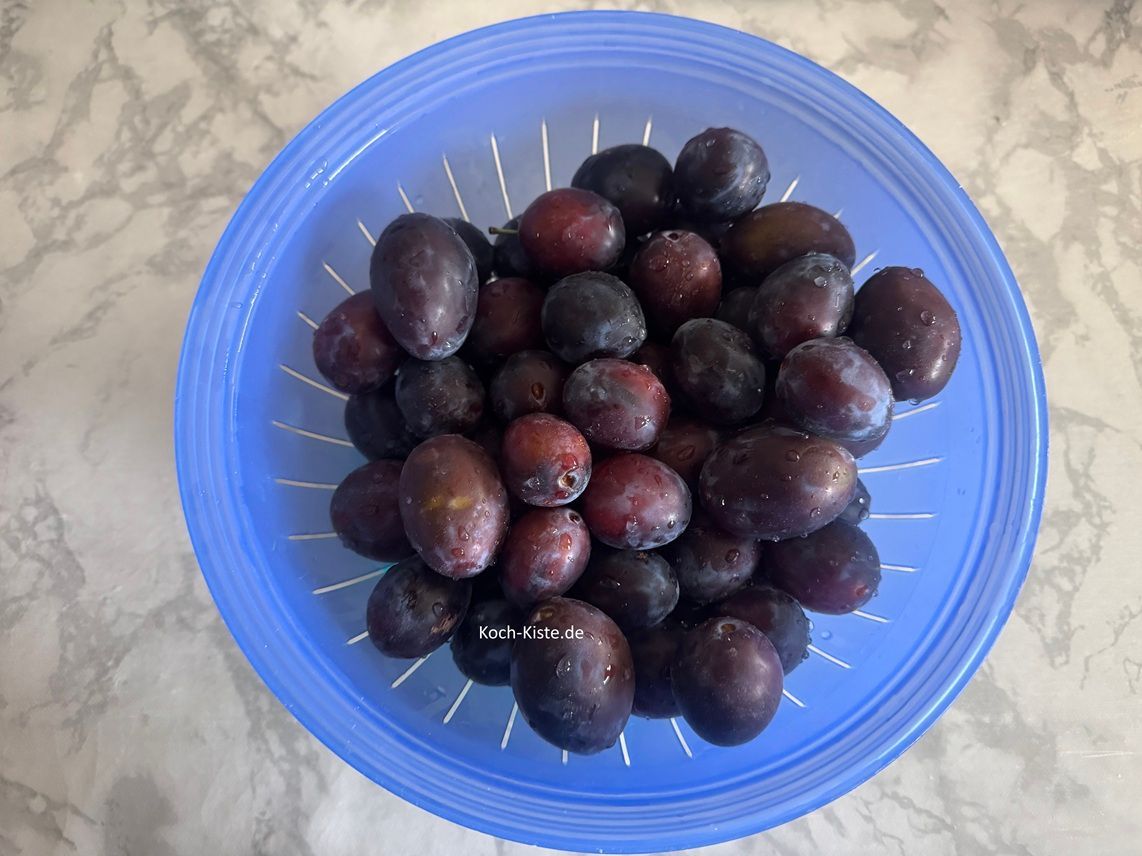 beginne damit die Zwetschgen in ein Küchensieb zu geben und unter kaltem, fließendem Wasser abzuspülen.