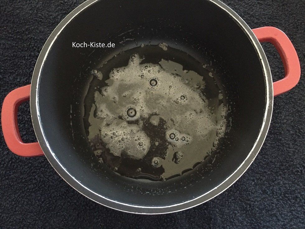 die Gelantine muss nun bei mittlerer Hitze auflösen, dabei mit dem Schneebesen immer umrühren