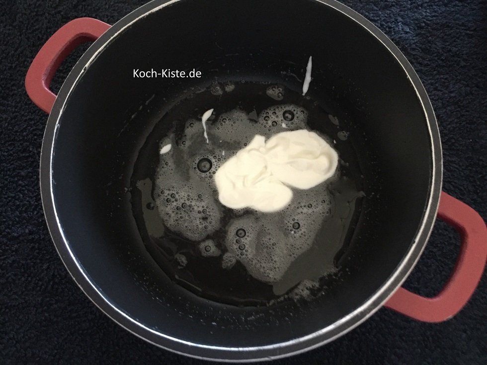 gebe 2 Esslöffel Joghurt-Quark Mischung in den Topf