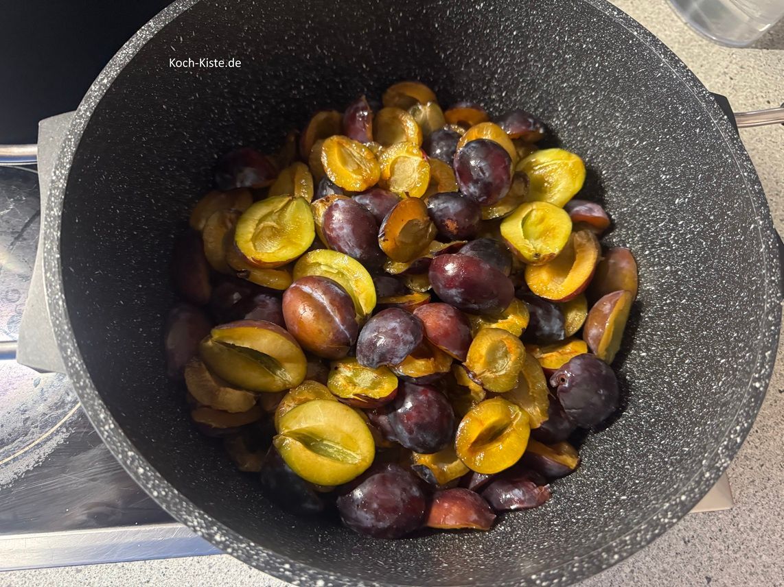 Schütte die Zwetschgen in den großen Kochtopf