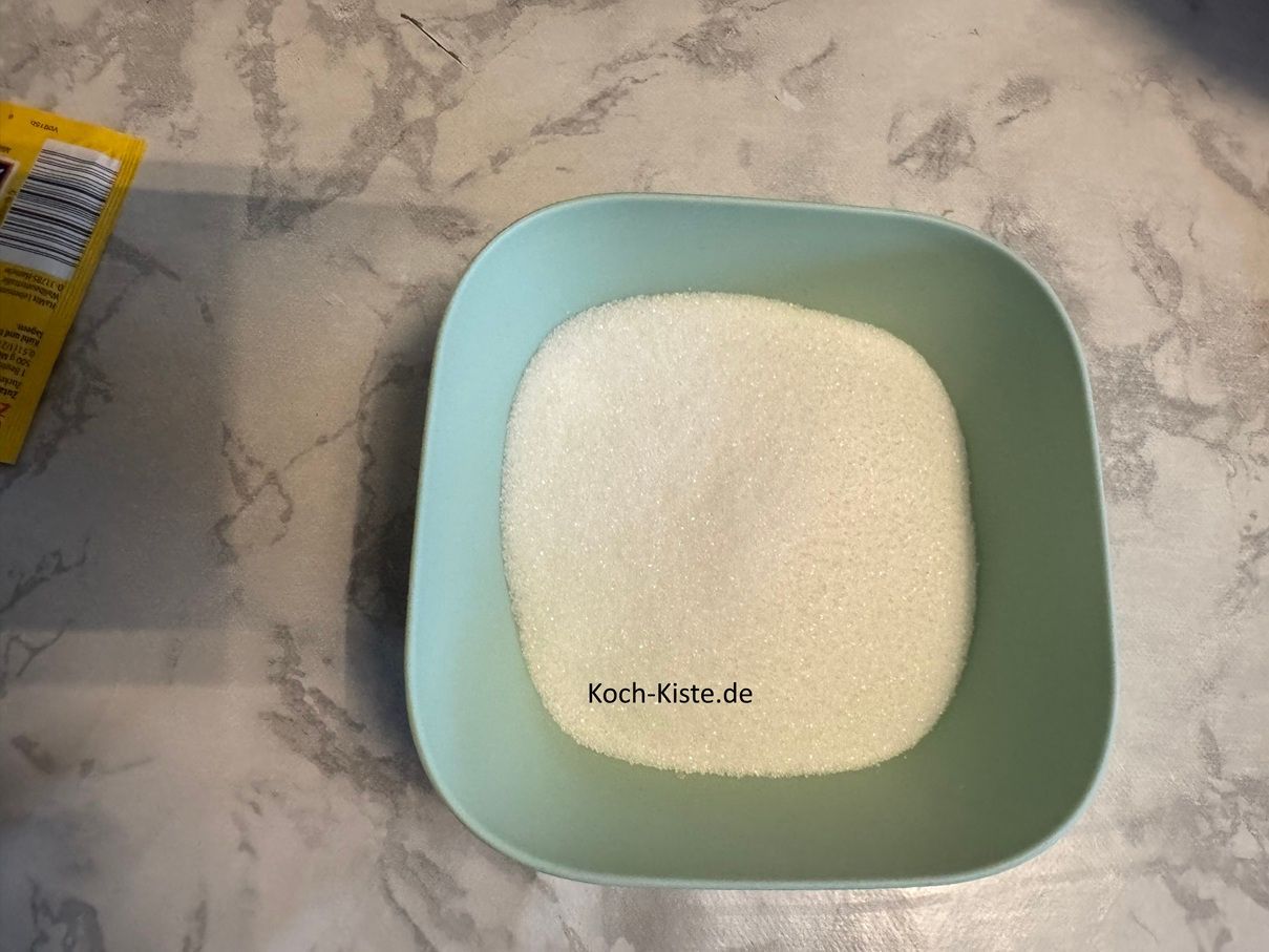 Als nächstes stelle eine Schale auf die Küchenwaage - auf 0 und wiege 280 g Zucker ab