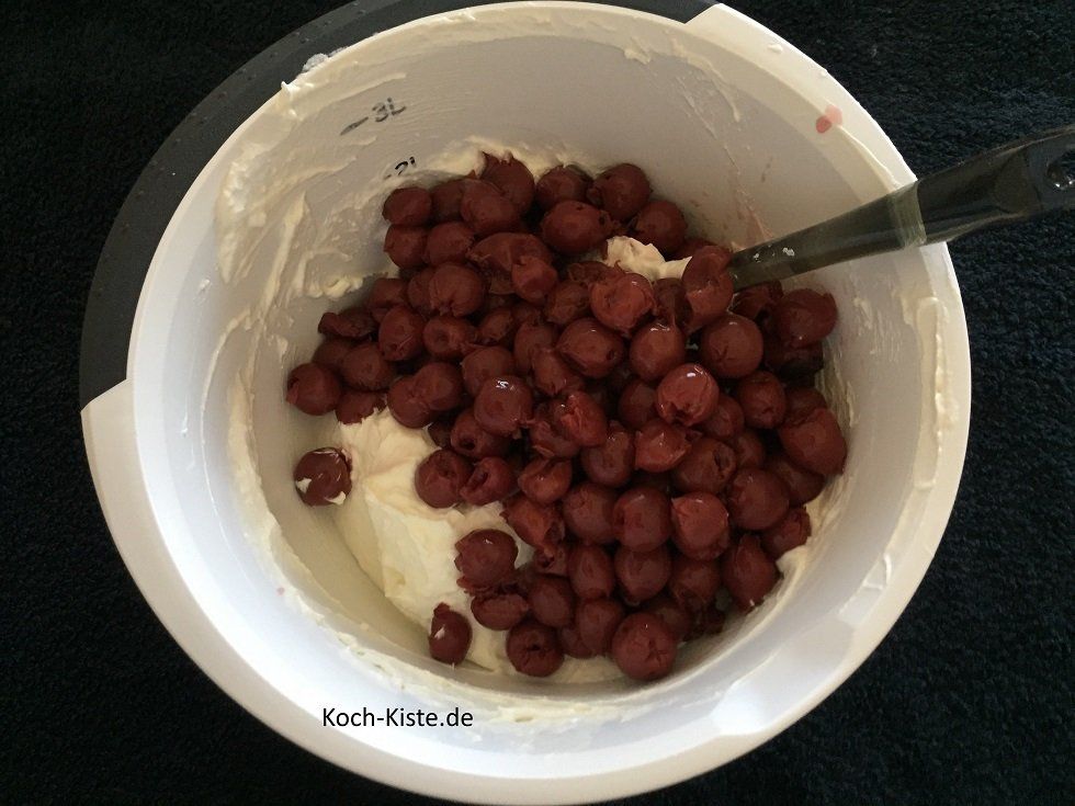 gebe die Kirschen mit in die Rühschüssel