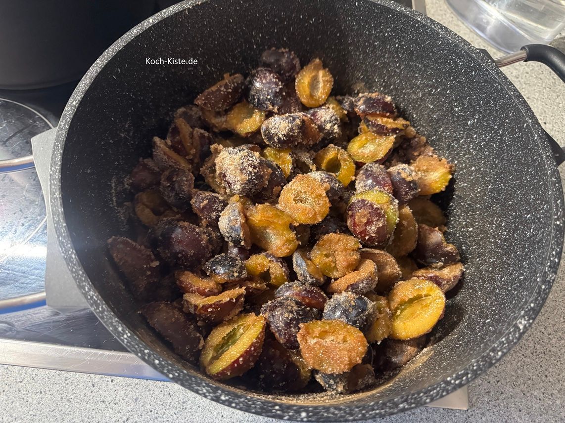 und verteile sie mit einem Kochlöffel gleichmäßig