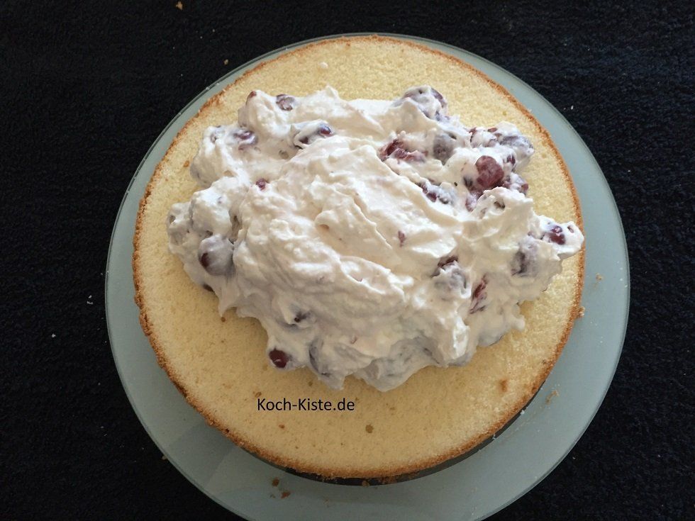 gebe das 2/3 der Kirsch-Creme oben auf und verteile sie gleichmäßig