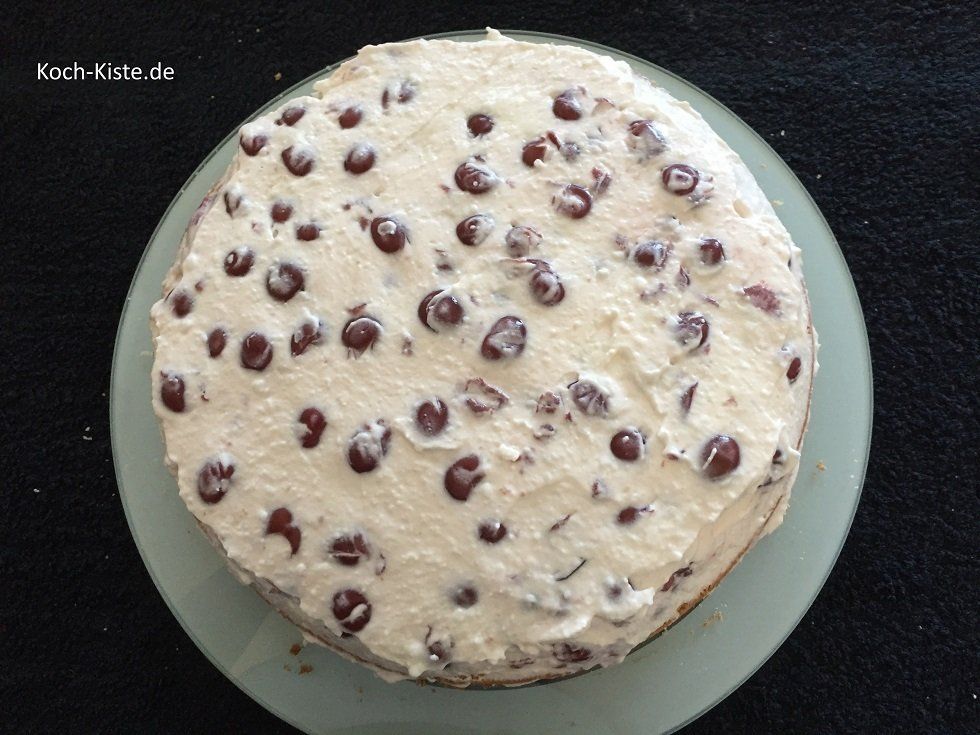 oberern Boden oben auf legen und die restliche Kirsch-Creme darauf verteilen