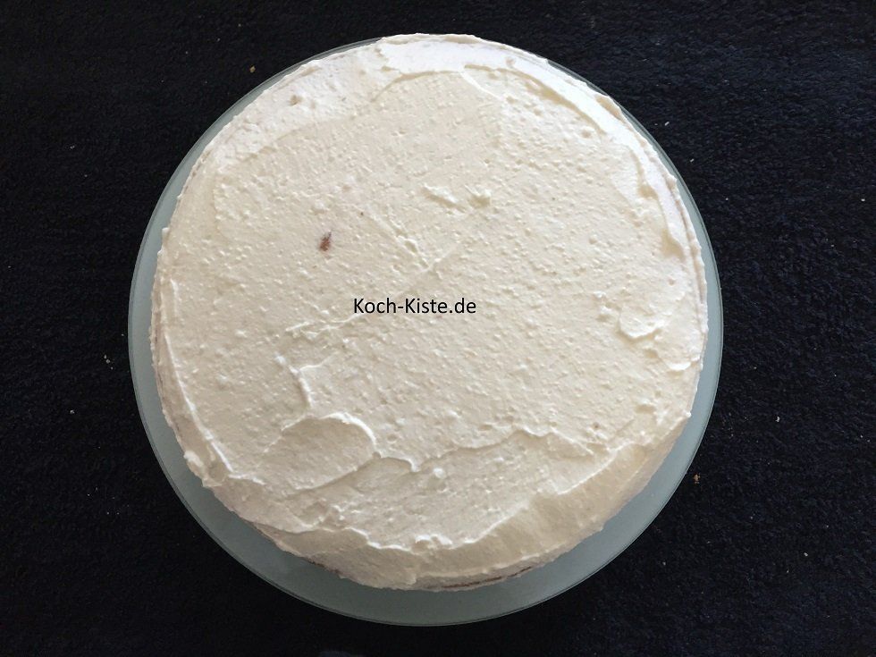 Ein Teil der Creme oben auf verteilen