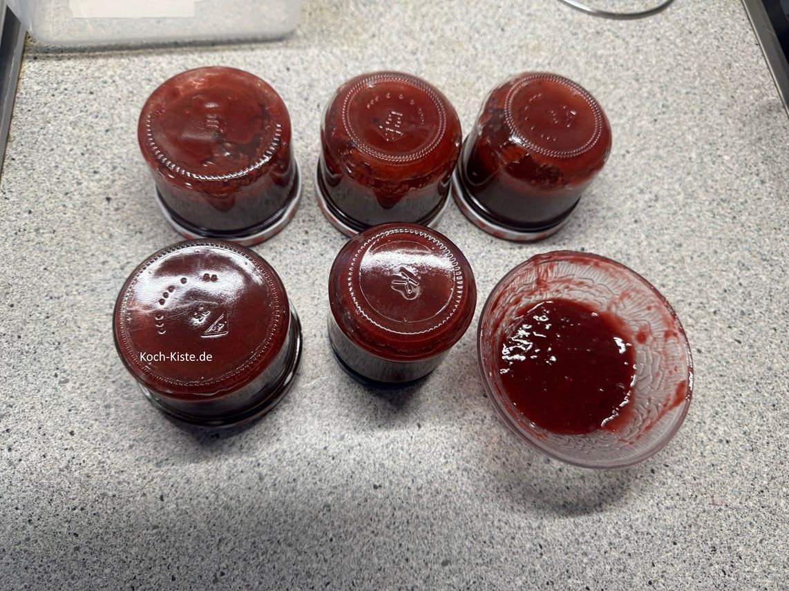 fülle mit Hilfe eines Trichters das Zwetschgenmus in die Gläser. Verschließe diese gut. Nun ziehe dir Küchenhandschuhe an und stelle die Gläser auf den Kopf - für 10 Mintuen.